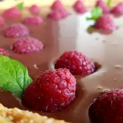 Бисквитен шоколадов тарт с малини