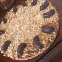 Торта с натрошени бисквити и шоколадови бонбони