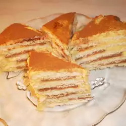 Бисквитена торта с домашен крем и течен шоколад