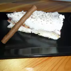 Бисквитена торта с кокосов крем