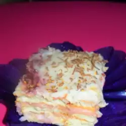 Бисквитена торта със сладко от вишни