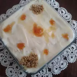 Бисквитена торта с яйчен крем и сладко от смокини
