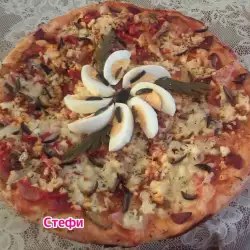 Богата домашна пица с цвете от варено яйце