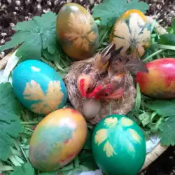 Боядисване на яйца две в едно