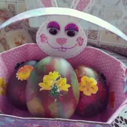 Великденски яйца, боядисани с памук и салфетки
