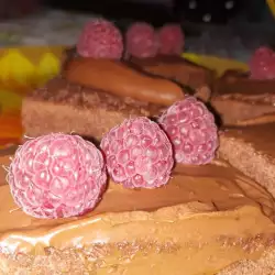 Шоколадови браунис с глазура и малини