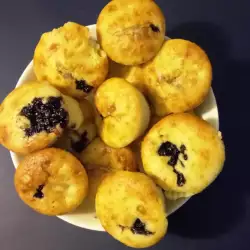 Бухтички със сладко от касис във формички за мъфини