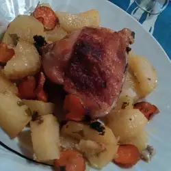 Пилешки плешки на фурна с картофи и моркови