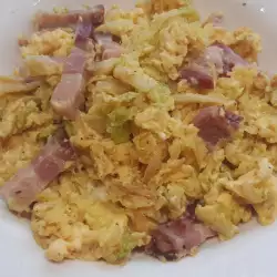 Бъркани яйца с кейл и бекон