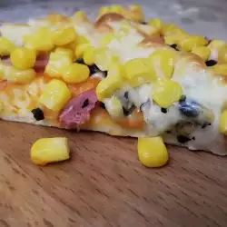 Лесна пица с маслини и царевица
