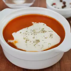 Студена супа с краставици и моцарела