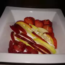 Плодова салата с ягоди