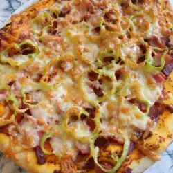 Хрупкава домашна пица със зелени чушки, сирена и бекон