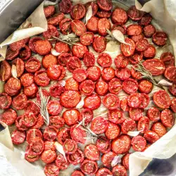 Домашно сушени чери домати с босилек и чесън