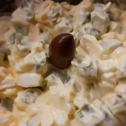 Яйчена салата с кисели краставички и картофи