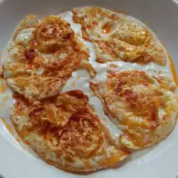 Пикантни яйца с чеснов сос