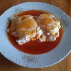 Забулени яйца с масло и червен пипер