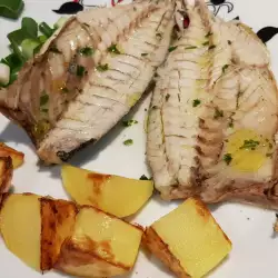 Филе от бяла риба с пресен лук и гарнитура картофи