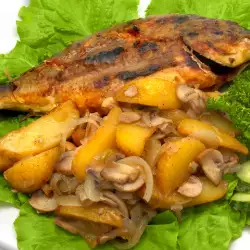 Пържена риба със задушени зеленчуци