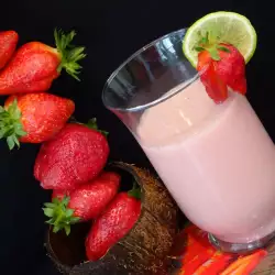 Разхлаждащо фрапе с ягоди и кокосово мляко