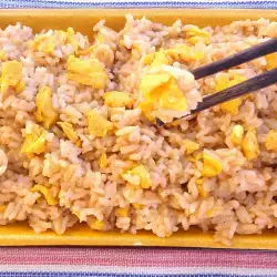 Пържен ориз със соев сос и яйца