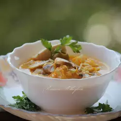 Гъби в сос от топено сирене, ананас и карамелизиран лук