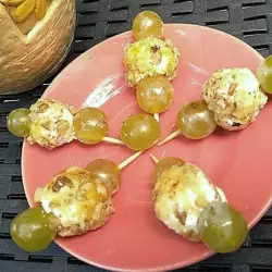 Коктейлни хапки с грозде и овче сирене