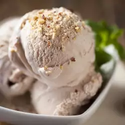 Лешников сладолед с кардамон