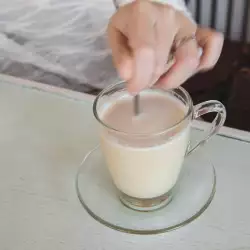 Топло карамелено мляко