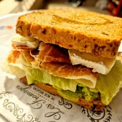 Студени сандвичи със Хамон Иберико и Бри