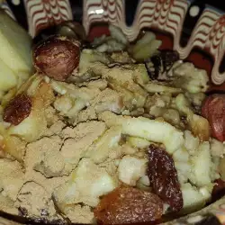 Житна салата с ябълка, стафиди и ядки
