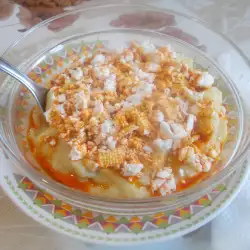 Качамак с яйце и сирене