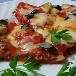 Пица от кайма с маслини, кисели краставички и гъби