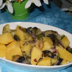 Картофена салата с кисели краставички и маслини