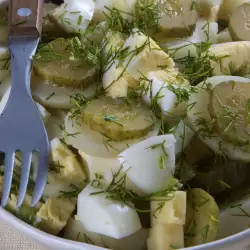 Картофена салата с кисели краставички