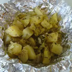 Картофки във фолио със зелен пипер и чесън