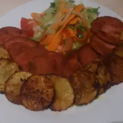 Пикантни картофи със салам