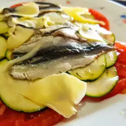Рибна салата с копърка, тиквички и домати