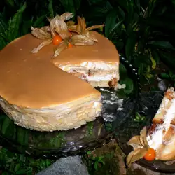 Козуначена торта с карамелен сос