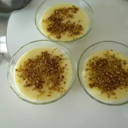 Десерт с прясно мляко и бадеми