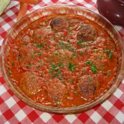 Кюфтенца със зеле в доматен сос