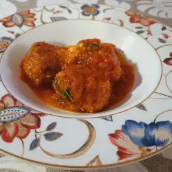 Пилешко-пуешки кюфтенца в доматен сос