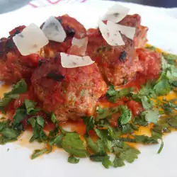 Пикантни кюфтета с доматен сос
