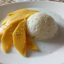 Лепкав ориз с манго