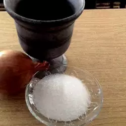 Компрес при изкълчено с лук и захар