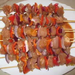 Мариновани пилешки шишчета със зеленчуци