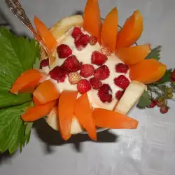 Мелба с домашен сладолед, горски ягоди и кайсии