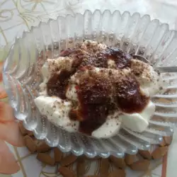Млечен десерт с ягодово сладко и ленено семе