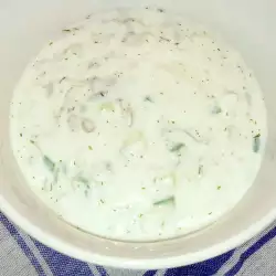 Свежа млечна салата с кисело зеле