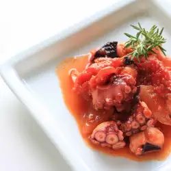 Октопод с винен сос, орехи и смокини